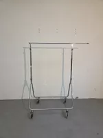 16.) Kleiderständer