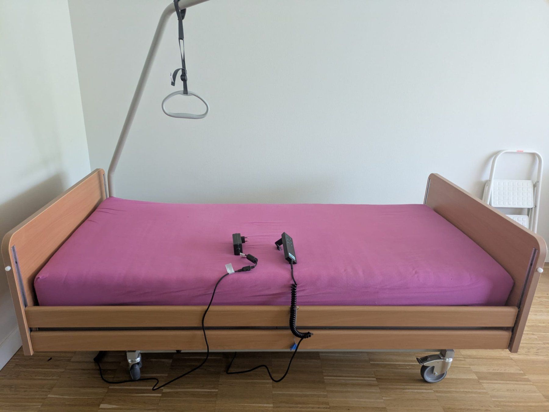 Letti: Pflegebett elektrisch "aks-S4" – Usato da Bergdietikon venduto da Ralz 7