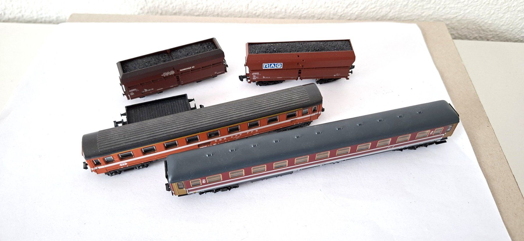Trix Modellini di ferrovie: Minitrix usw. 5 Wagen für  Bastler – Difettoso da Biberist venduto da Ntrains 1