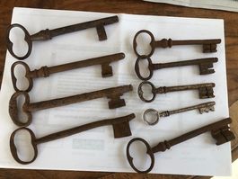 Lot 2 de 9 clefs anciennes