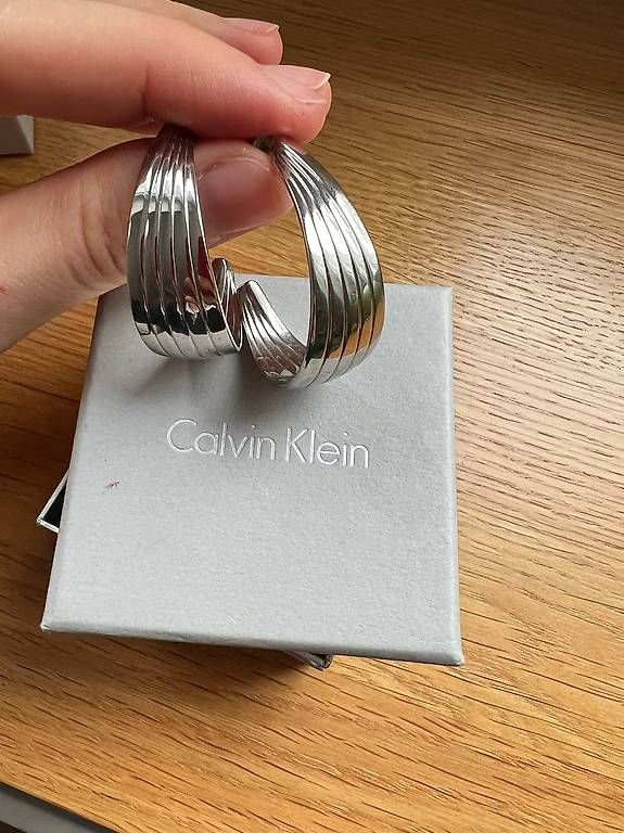 Calvin Klein Orecchini pendenti & Orecchini a lobo: Orecchini mezza luna Calvin Klein – Nuovo e nell'imballaggio originale da Luzern venduto da mic_99vf