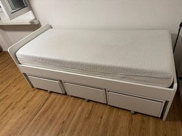 Einzelbett 90x200 cm mit 3 grossen Schubladen - wie neu