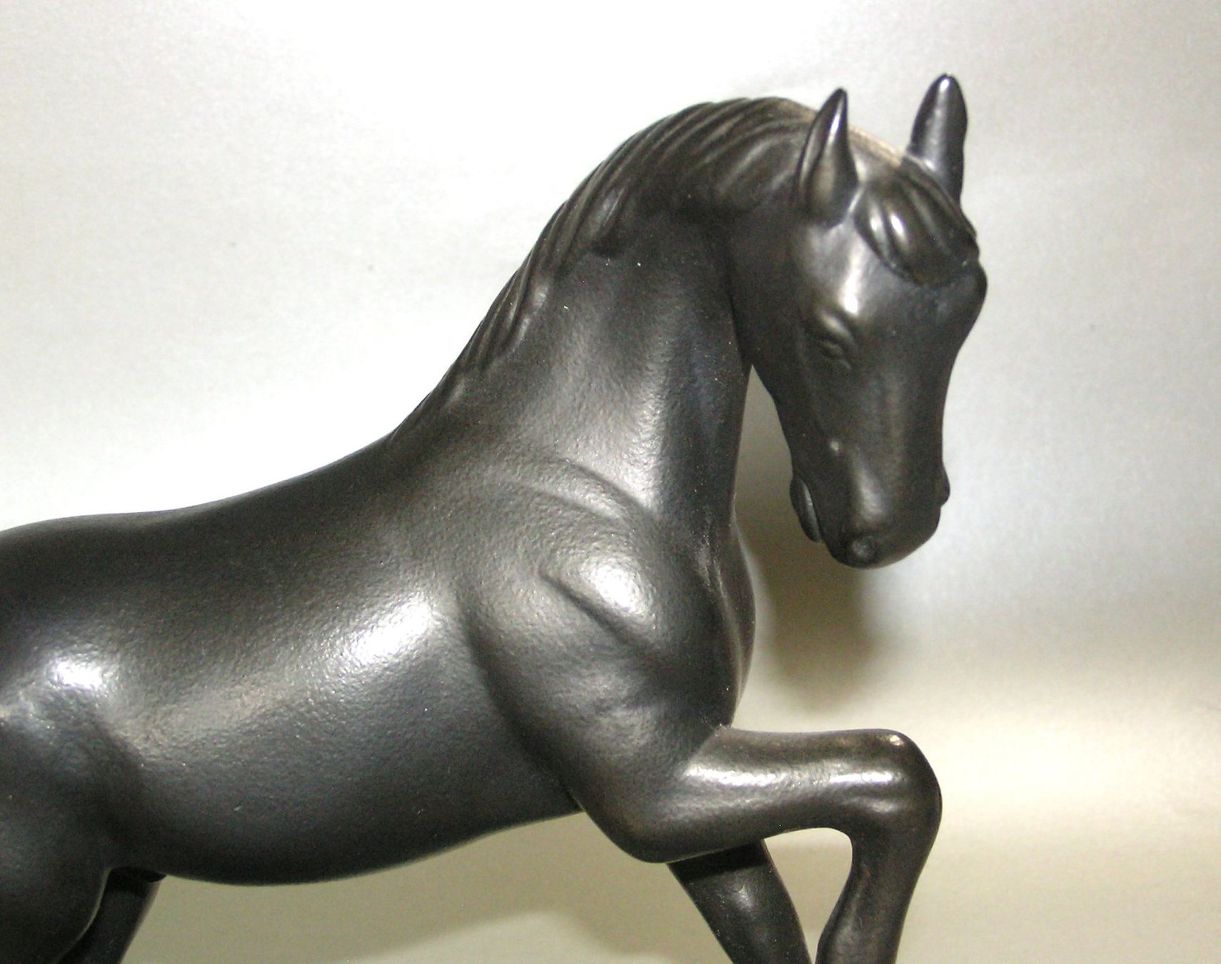 Statuette: GOLDSCHEIDER KERAMIK PFERD – Usato da Grenchen venduto da Antique-hunter 1