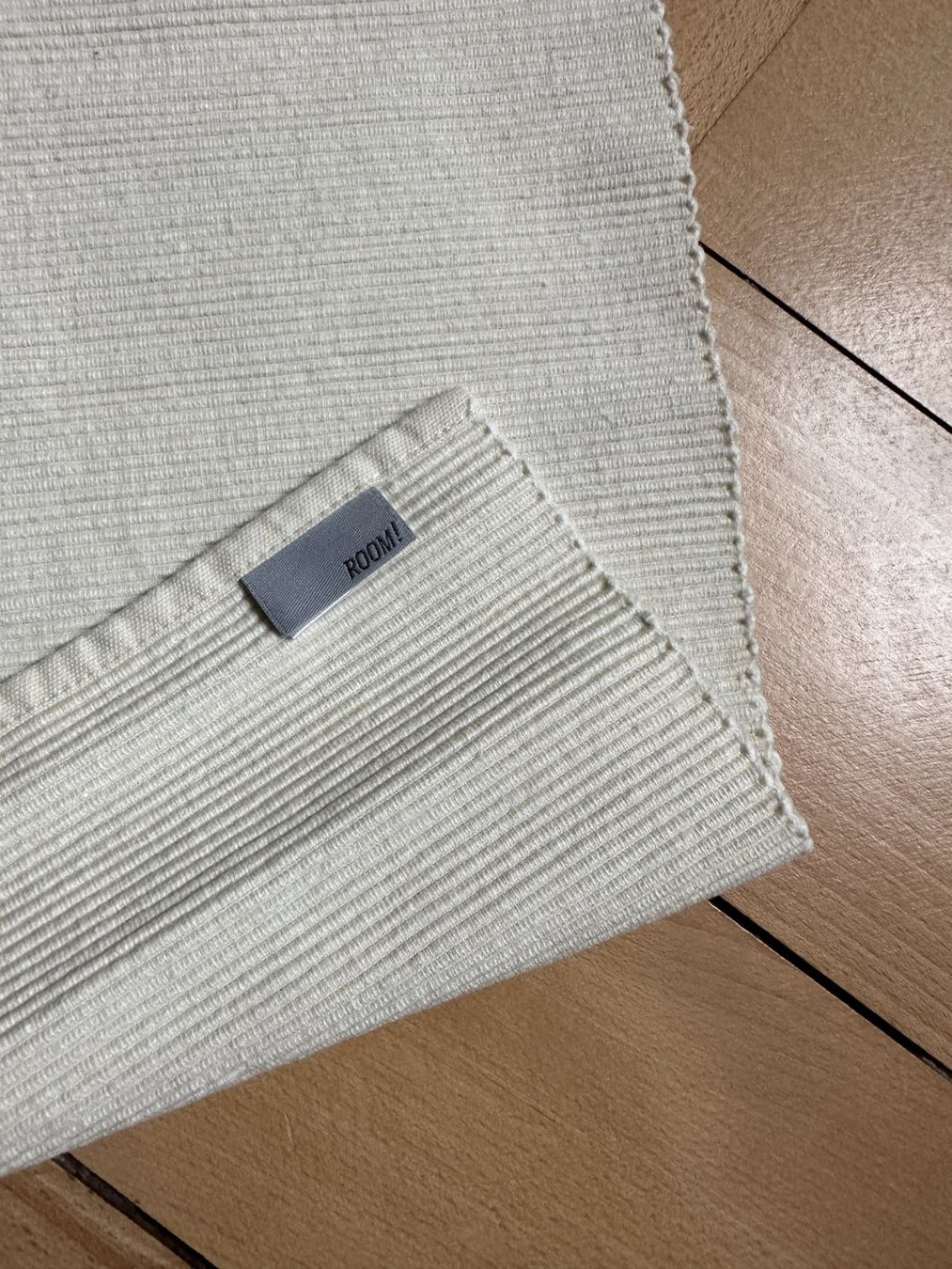 Set de table et chaises: ROOM! - Tischläufer offweiss – D'occasion à Zürich par Diazaio 2