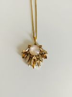 Elegante goldene Halskette mit  Anhänger