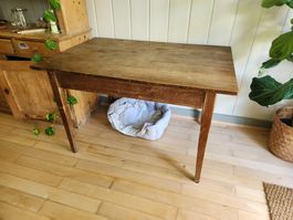 Bauerntisch aus Massivholz – rustikaler Charme