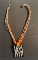 Orange Stoffkette mit Kunststoffperlen und Anhänger