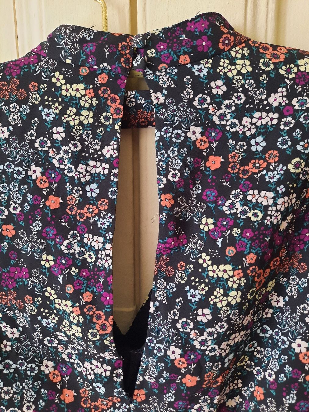 Vestiti: Robe à fleur avec ouverture devant et derrière – Usato da La Chaux-de-Fonds venduto da cel_k2b7 5