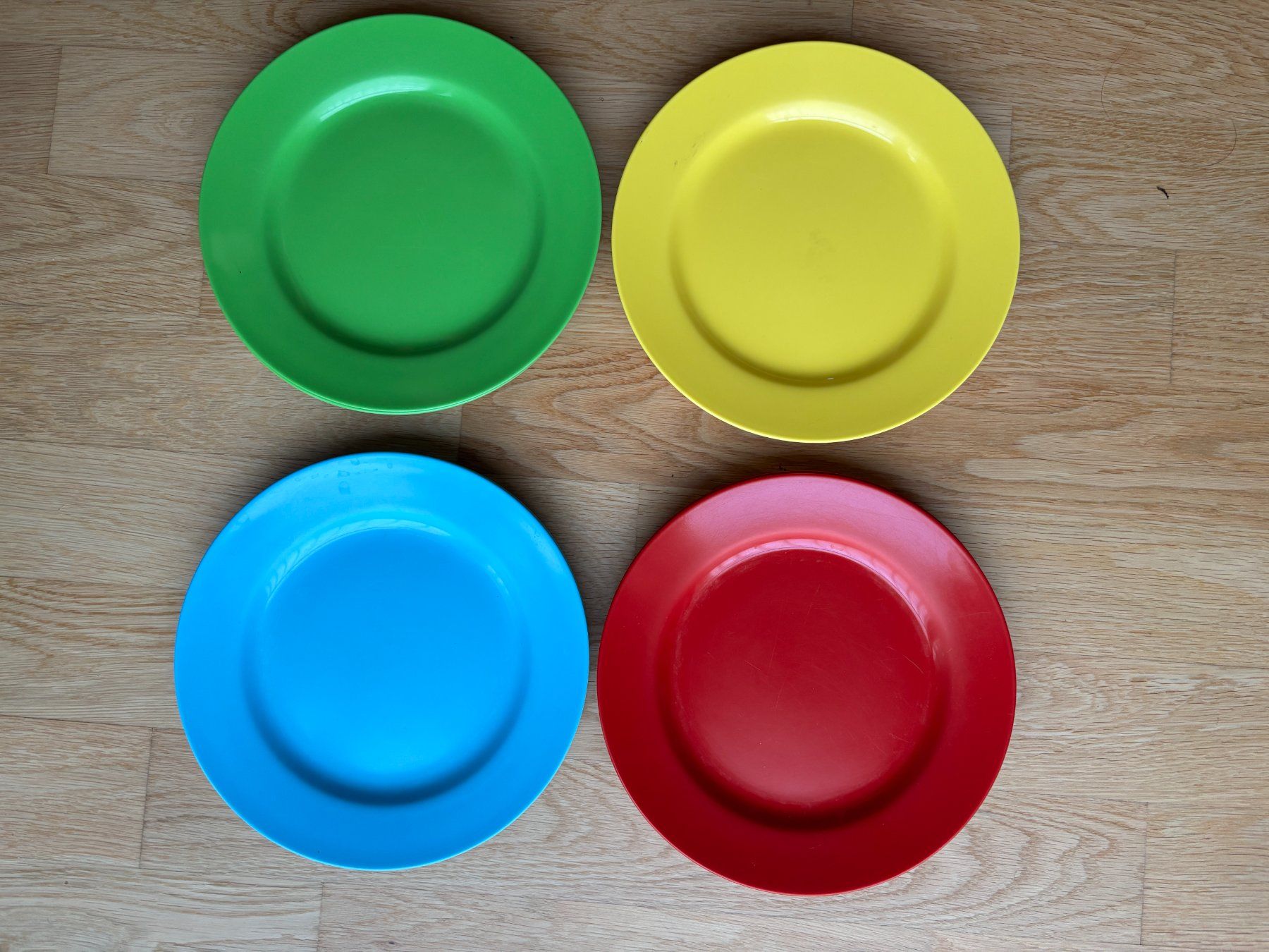 Teller: 8 Kunststoffteller bunt Set – Gebraucht aus Riehen von vendita 1