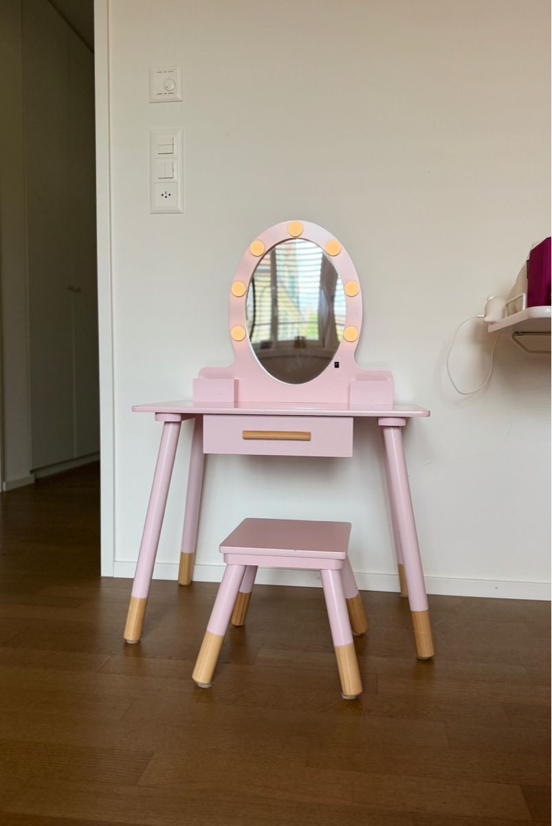 Kosmetik-& Massageliegen: Girls make up table pink with light – Gebraucht aus Thalwil von Luc_vda