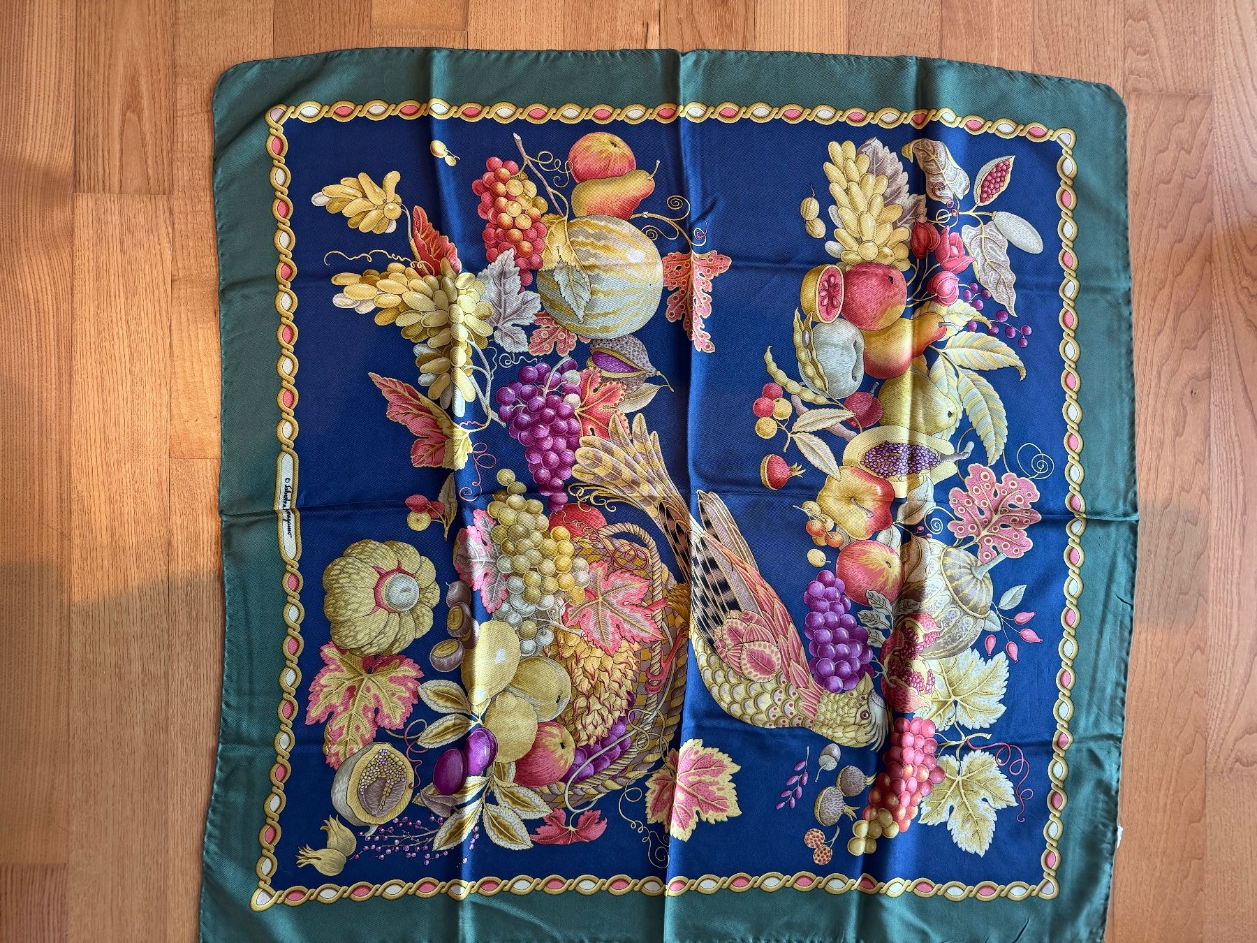 Salvatore Ferragamo Foulards, Tücher & Schals: Salvatore Ferragamo Silk Scarf – Gebraucht aus Winterthur von Wavaa
