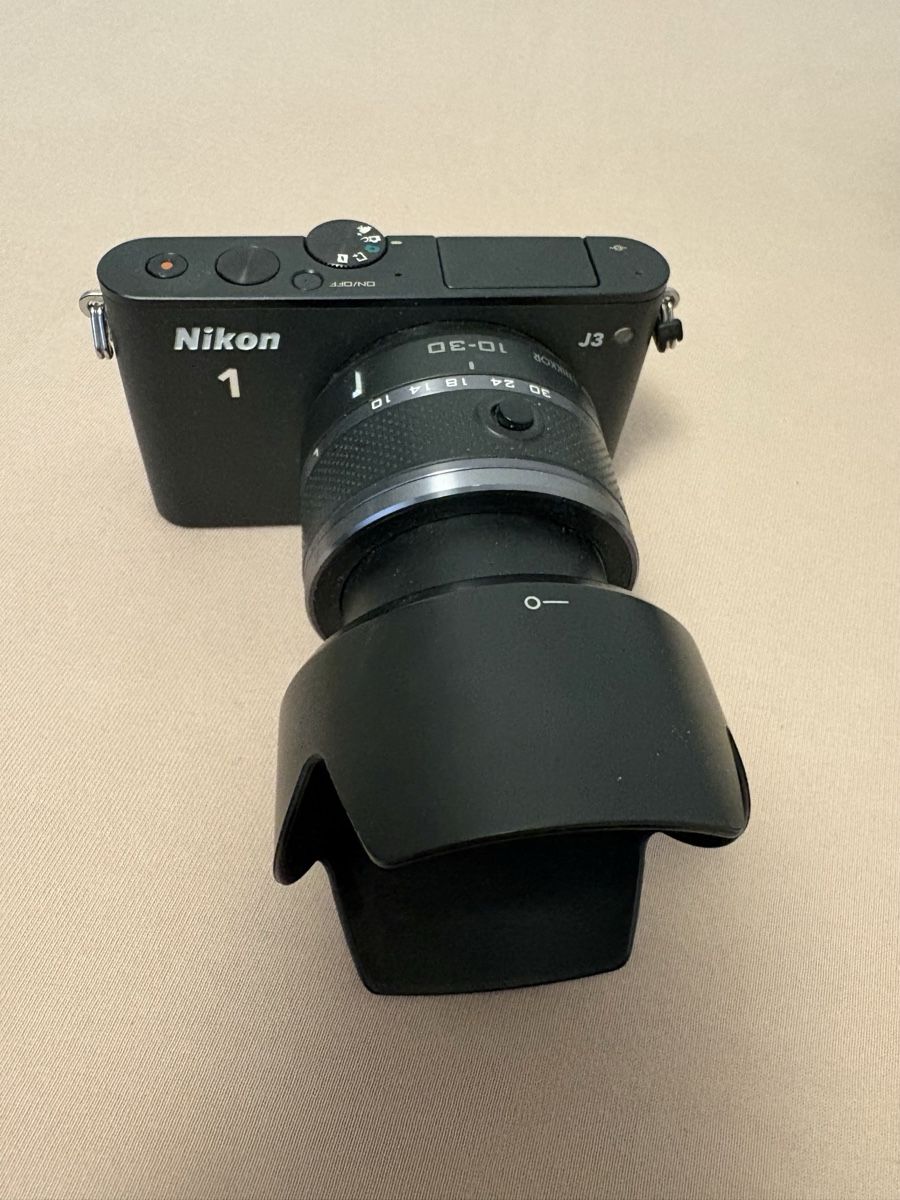 Nikon Kamera: Nikon 1 J3 Systemkamera mit 10-30mm Objektiv – Gebraucht aus kaiseraugst von natig