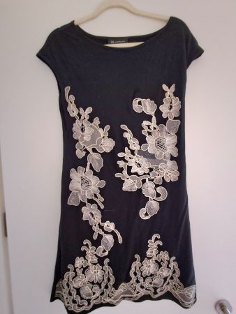 Robe noire INC International Concepts taille M avec broderie