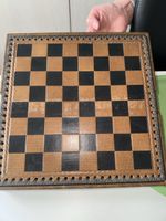 Schachspiel mit Brett und Figuren im Koffer