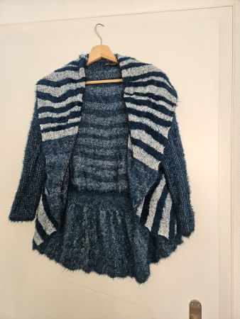 Blaues Jäckli mit Streifen, schön flauschig