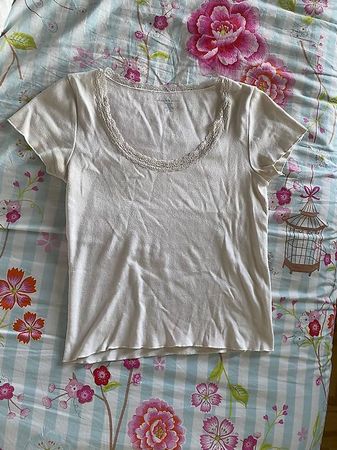 Weisses T-Shirt mit Spitzenkragen