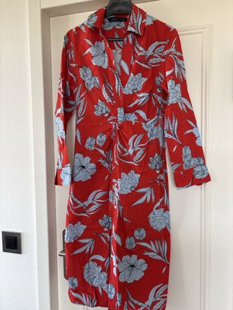 Robe rouge imprimé fleurs bleues taille Xs Zara