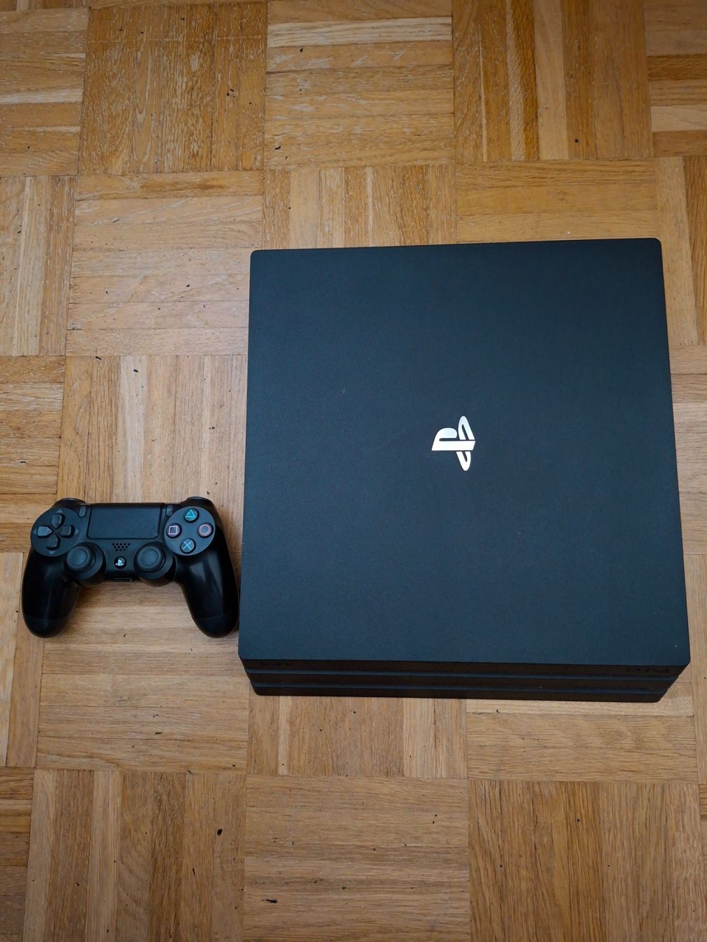 Sony Consoles: PS4 Pro Konsole mit einem Controller – D'occasion à St. Gallen par brat01
