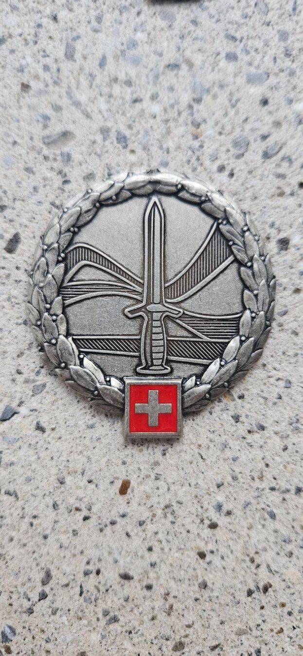 Schweizer Armee Placchette & Badge: *** Beretemblem Silber Schweizer Armee *** – Nuovo e nell'imballaggio originale da Riedholz venduto da fr_sIruP