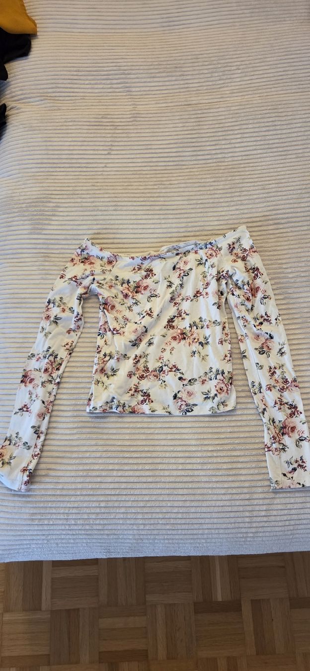 Bershka Top: Schickes Off-Shoulder Top mit Blumenmuster & langen Ärmeln – Usato da Oberembrach venduto da ser_pqh5 1