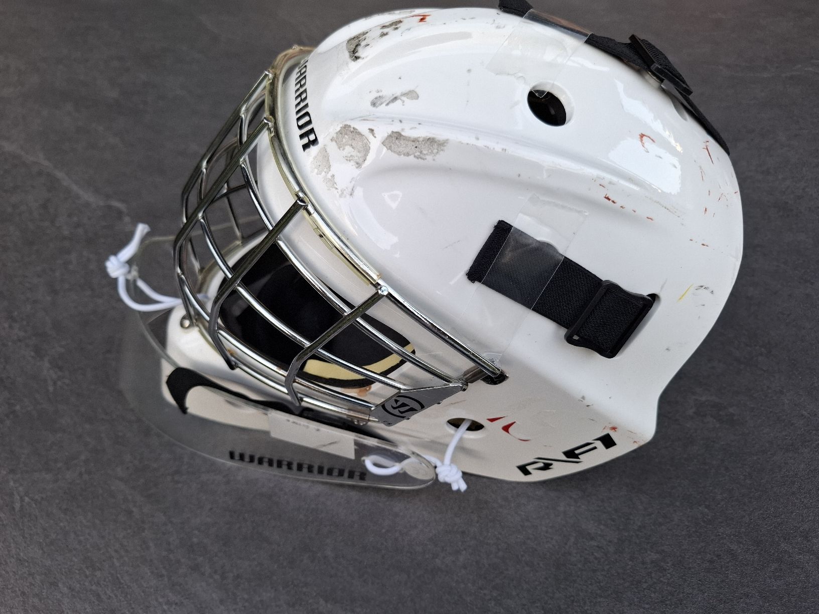 Caschi: Junior Warrior Goalie Mask White Used – Usato da Herzogenbuchsee venduto da MGA_SRM 1