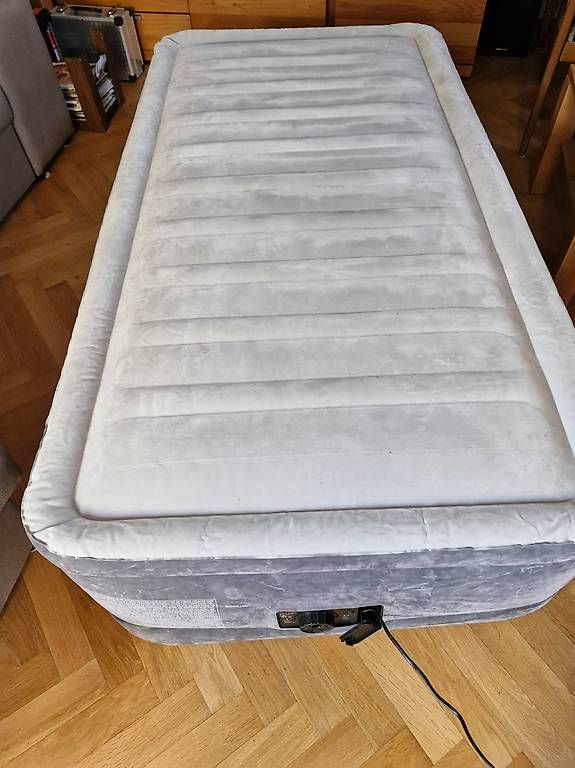 Letti: INTEX Luftbett Luftmatratze – Usato da Willisau venduto da Scherw1