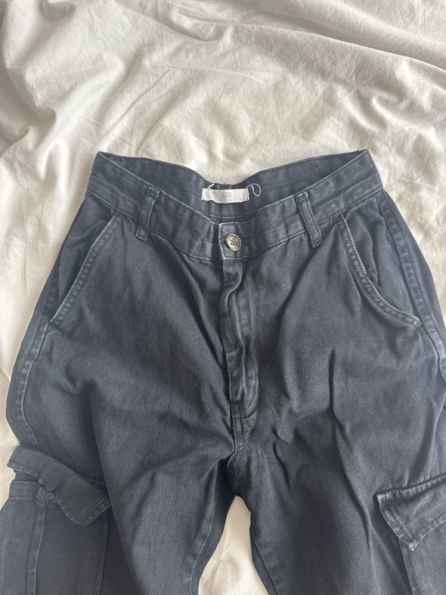 Stradivarius Jeans: Pantalon cargo noir Stradivarius - taille 36/S  – Usato da Malleray venduto da sam_9bkx 1