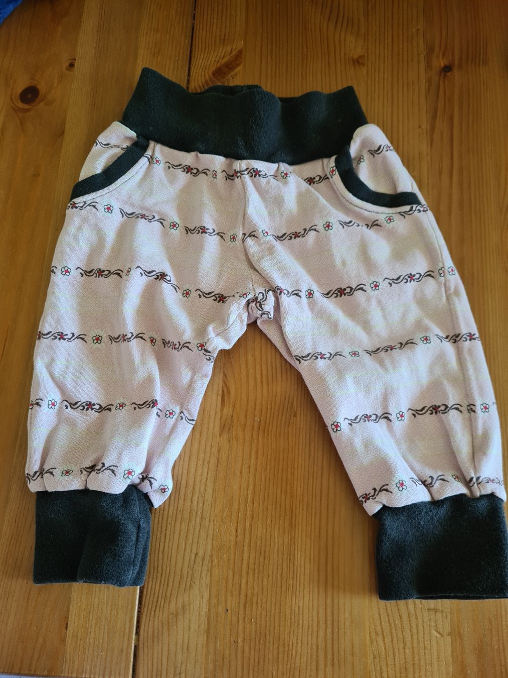 Pantaloni: Hose Grösse 62/68 hellrosa mit Blumenmuster – Usato da Horw venduto da Mirii91