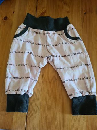 Hose Grösse 62/68 hellrosa mit Blumenmuster