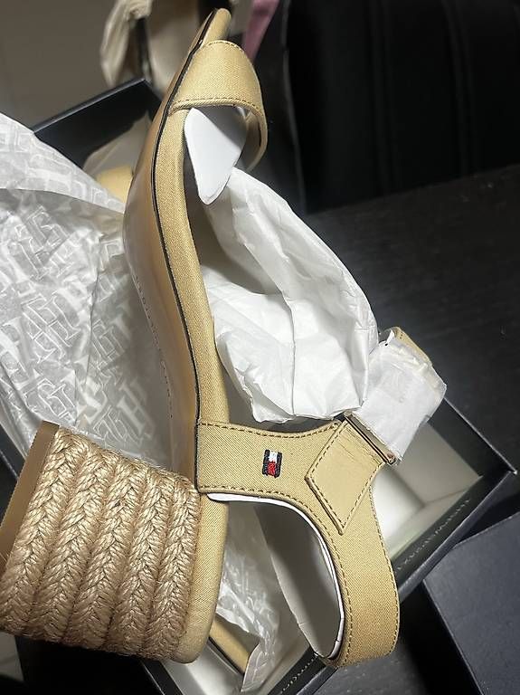 Scarpe da donna: Sandales tommy T42 – Nuovo e nell'imballaggio originale da Pully venduto da yaa_rm7x 4