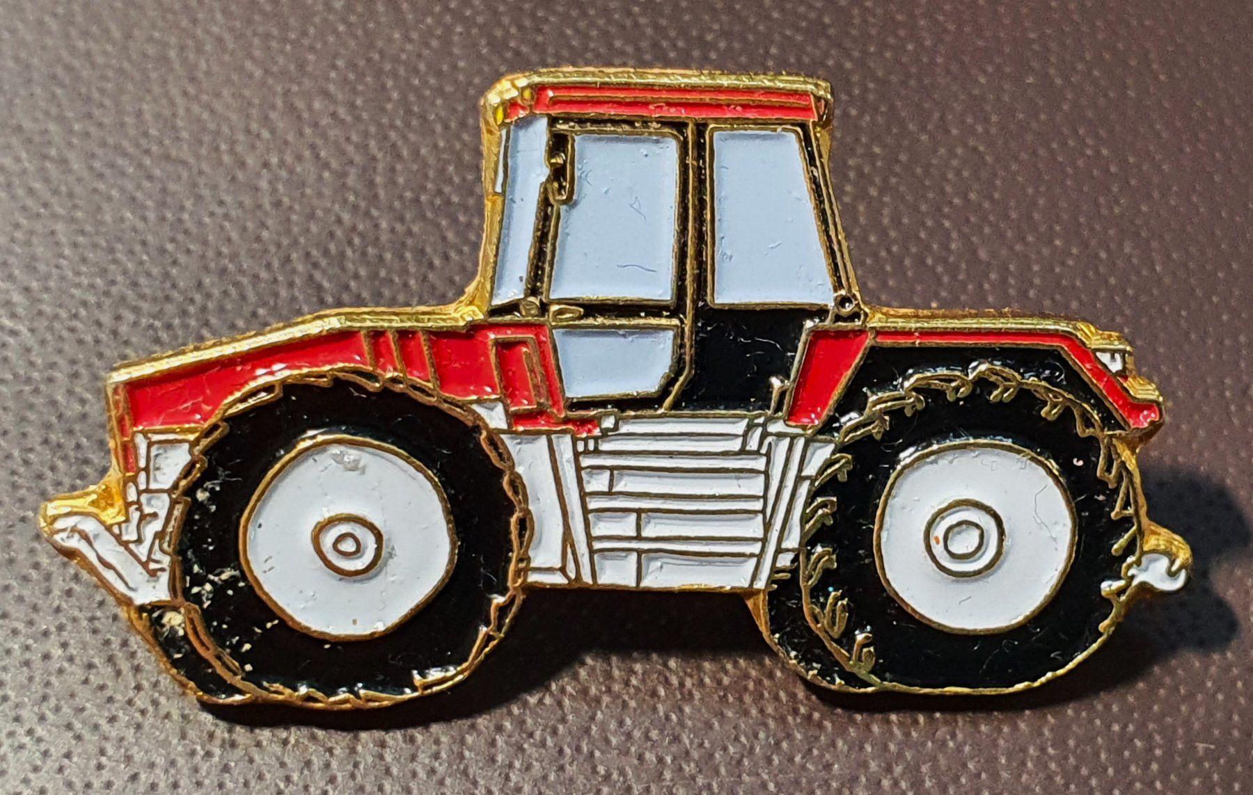 Placchette & Badge: 103 - Pin Landmaschine Traktor Treker: Schlueter – Usato da Reinach BL venduto da Boston-Verkauf