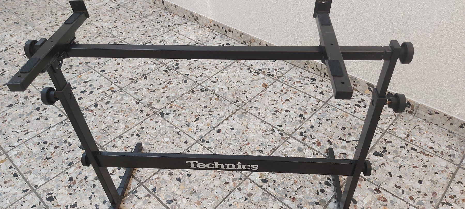 Supporti per strumenti musicali & leggii: Technics keyboard ständer höche & breite,neigen verstellbar – Usato da Glattbrugg venduto da Swissmusik 1