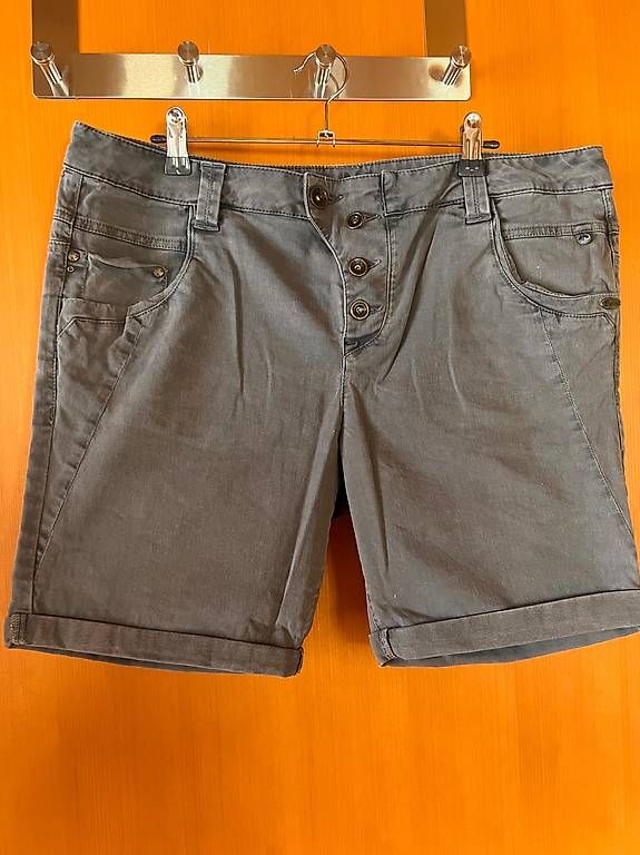 Pantalons: Kurze Hose grau - Tom Tailor – D'occasion à Jegenstorf par Knuste