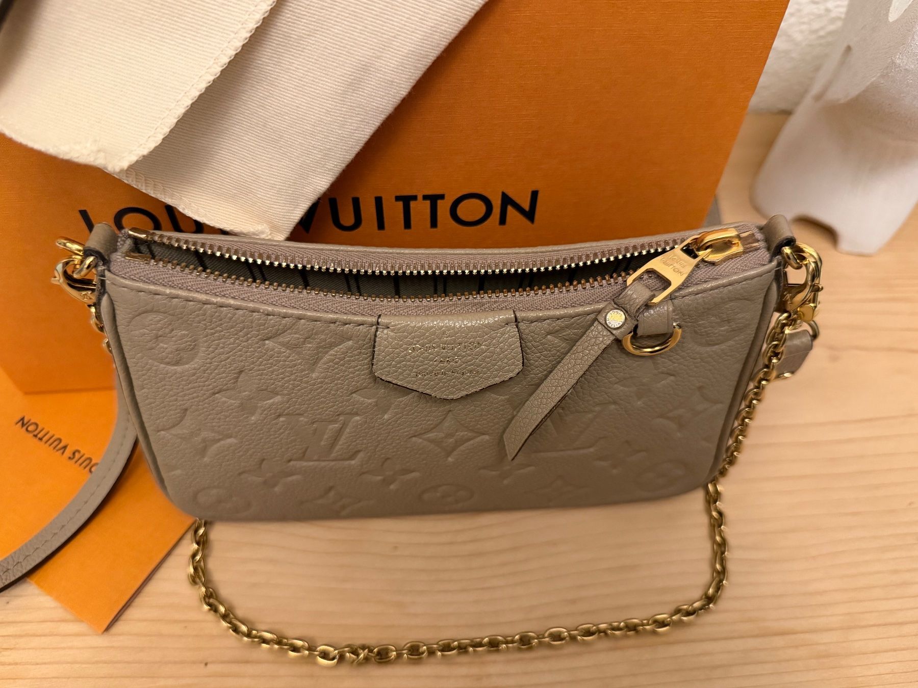 Louis Vuitton Taschen für Damen: Louis Vuitton Easy Pouch on Strap Fullset Empreinte – Gebraucht aus Hirschthal von GR7000 1