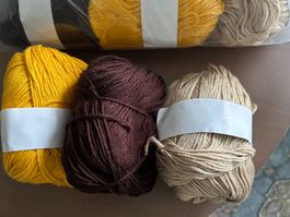 18 Knäuel Wolle (3 Farben)