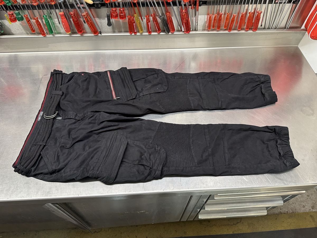 Pantaloni: Herren Cargo Hose schwarz – Usato da Schwende venduto da weesli