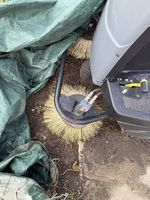 Balayeuse Karcher, avec un moteur thermique à essence.