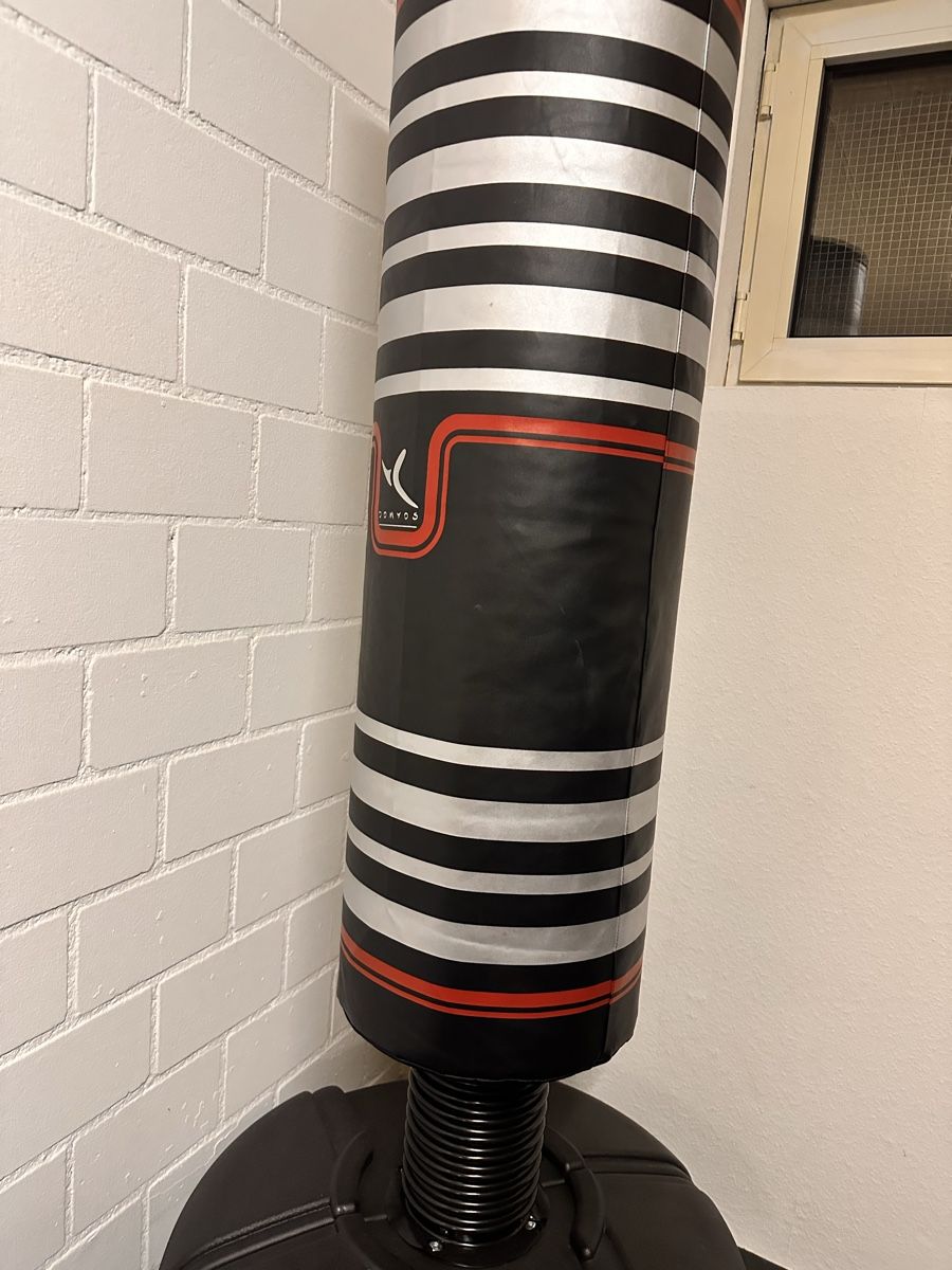 Decathlon Sacchi da boxe: Standboxsack schwarz/silber gebraucht – Usato da Kaiseraugst venduto da Gloria2009 1