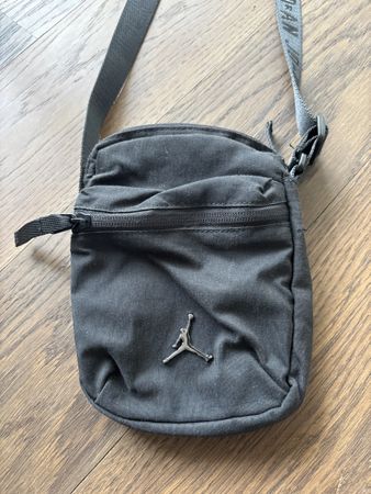 Schwarze Jordan Umhängetasche Crossbody Bag neuwertig