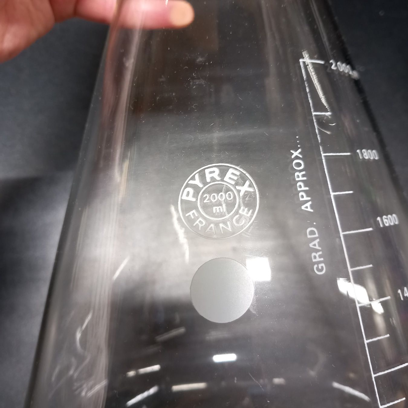 Bicchieri: Laborglas Erlenmeyerkolben Pyrex 2000ml – Usato da Gwatt (Thun) venduto da umwelt-brocki 2