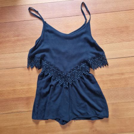 Schwarzer Jumpsuit Gr. S mit Spitze, ideal für Sommer