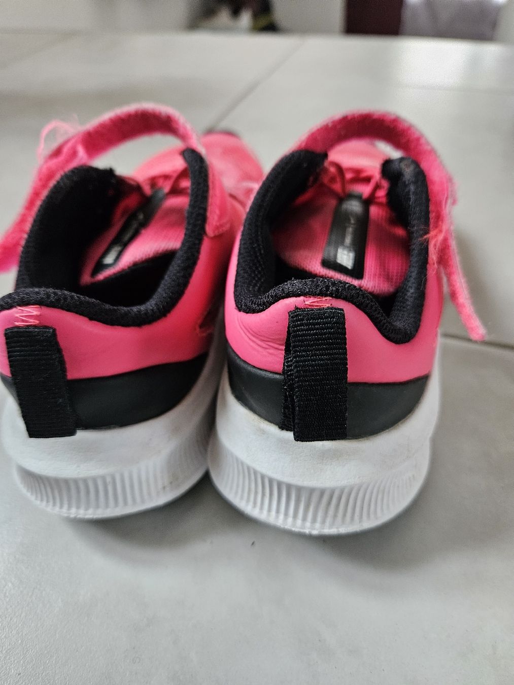 Nike Scarpe per ragazzi: Nike Schuhe Gr.31.5 – Usato da Oberkulm venduto da Preneur