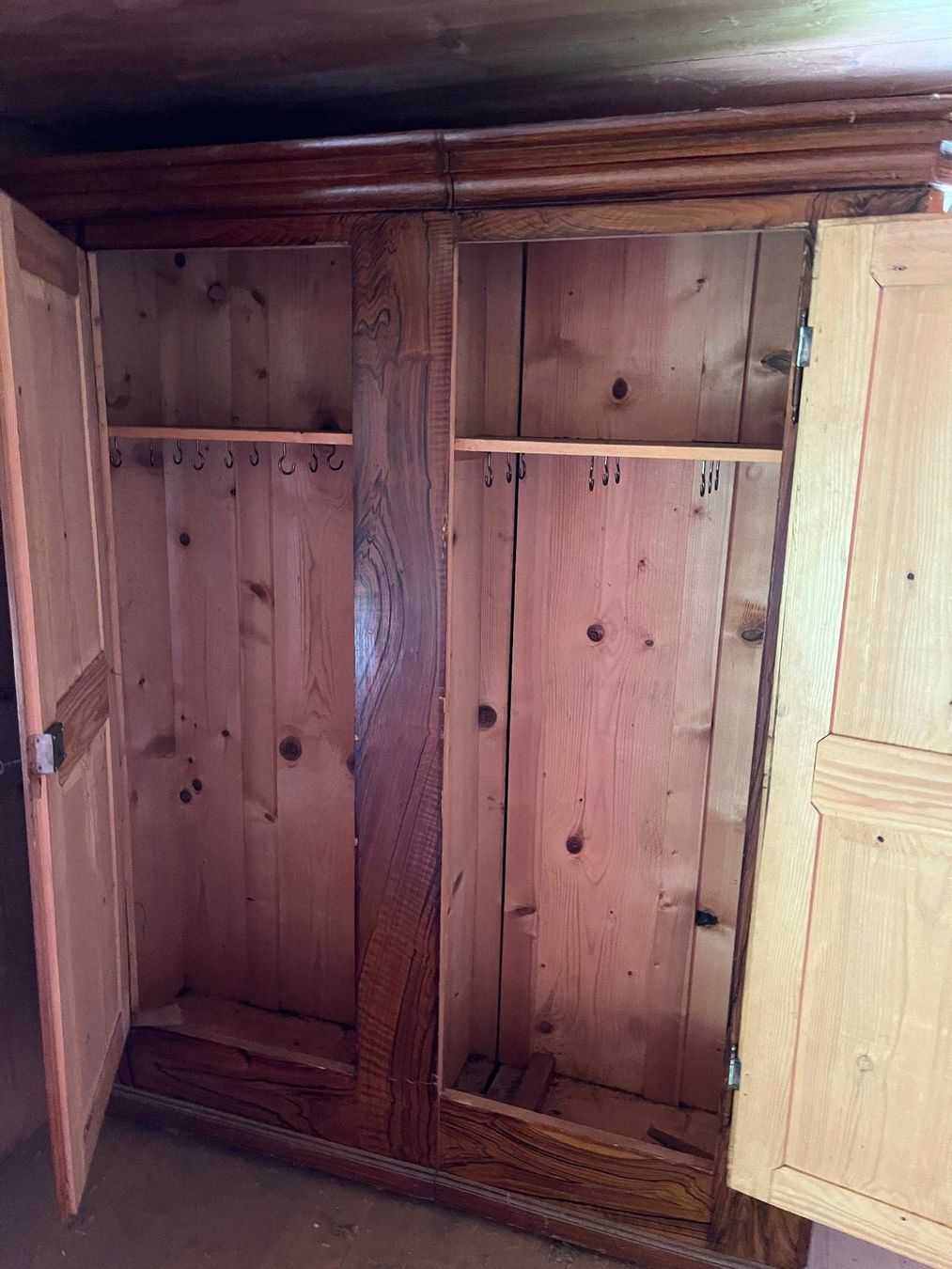 Armoires: Schrank antik – D'occasion à St.Ursen par Hagelhans1 2
