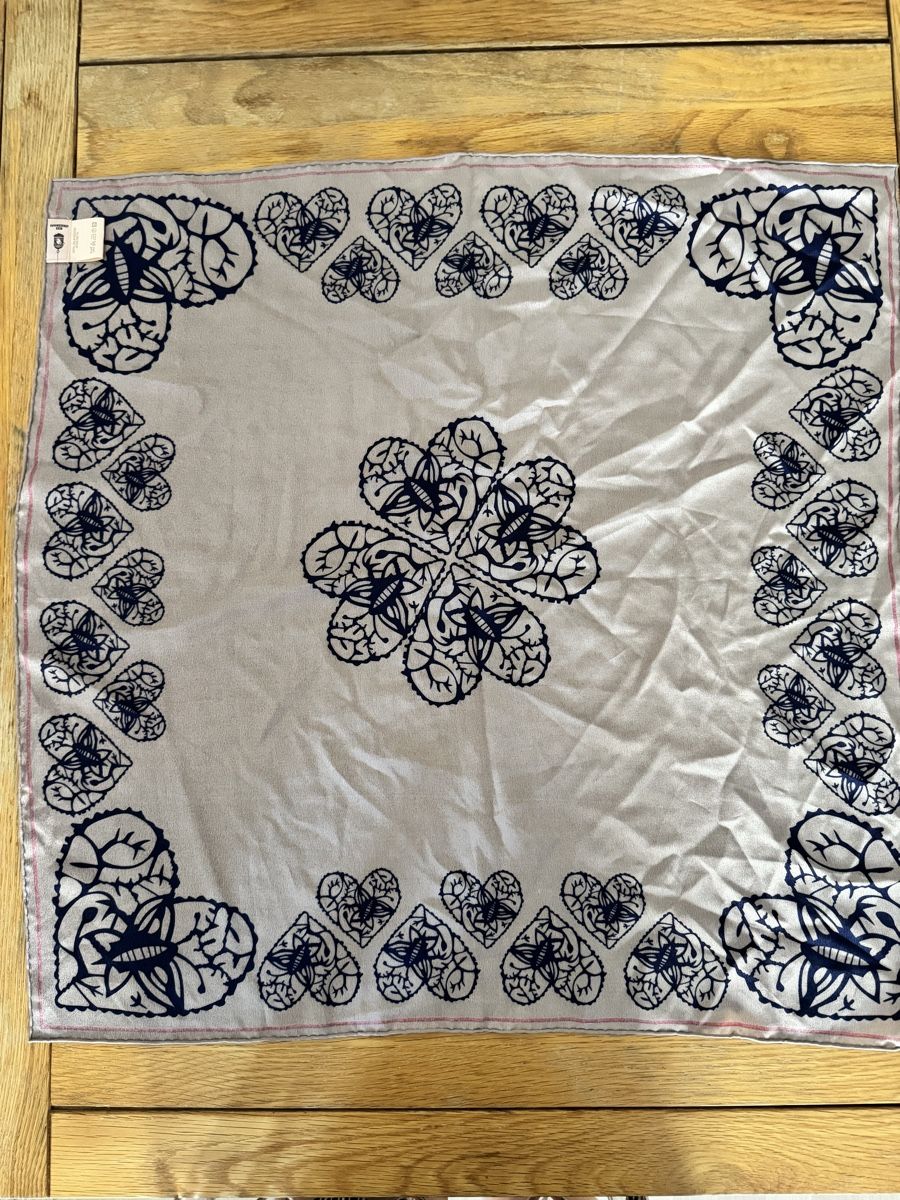 Becksöndergaard Foulards & écharpes: Beck Söndergaard Square Silk Scarf Butterfly & Heart Pattern – D'occasion à Dübendorf par ClaraS. 2