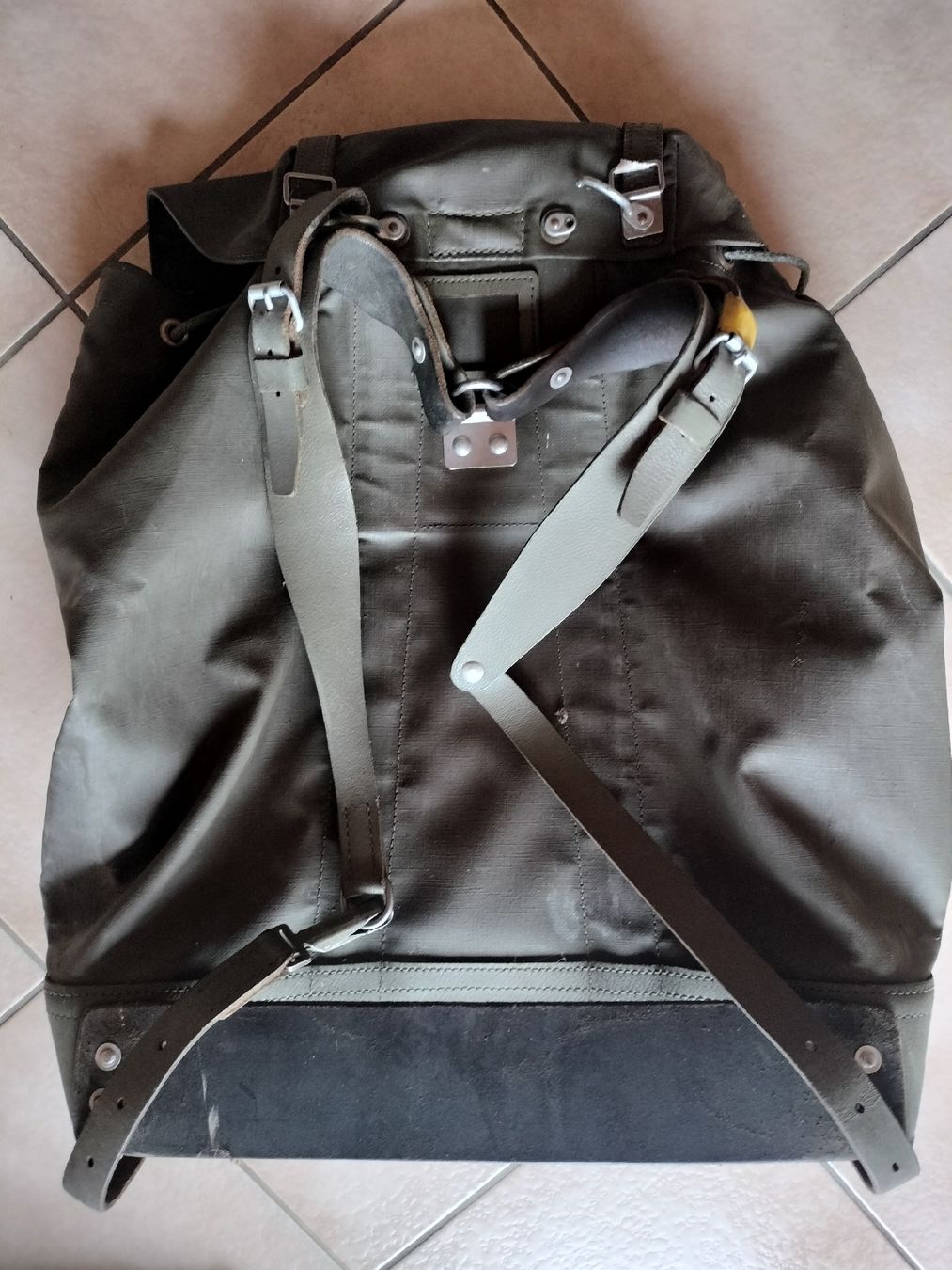 Schweizer Armee Zaini: Antiker Schweizer Armee Militär Rucksack – Usato da Schwanden Sigrisw venduto da len_9yqg 3