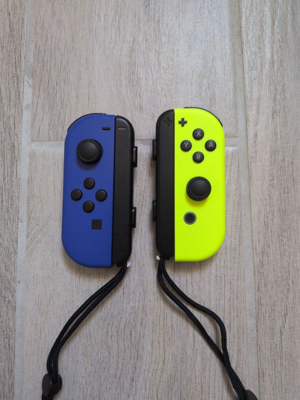 Nintendo Manettes: Paire Joycon Jaune et Bleu – D'occasion à Pully par max_t56z