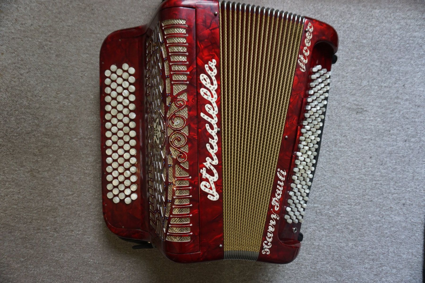 Musikinstrumente: Akkordeon "Stradella" rot mit Koffer, chromatisch – Gebraucht aus Winden von EmilNeu 6