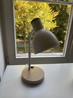 Weisse Schreibtischlampe mit kabellosen Ladefunktion