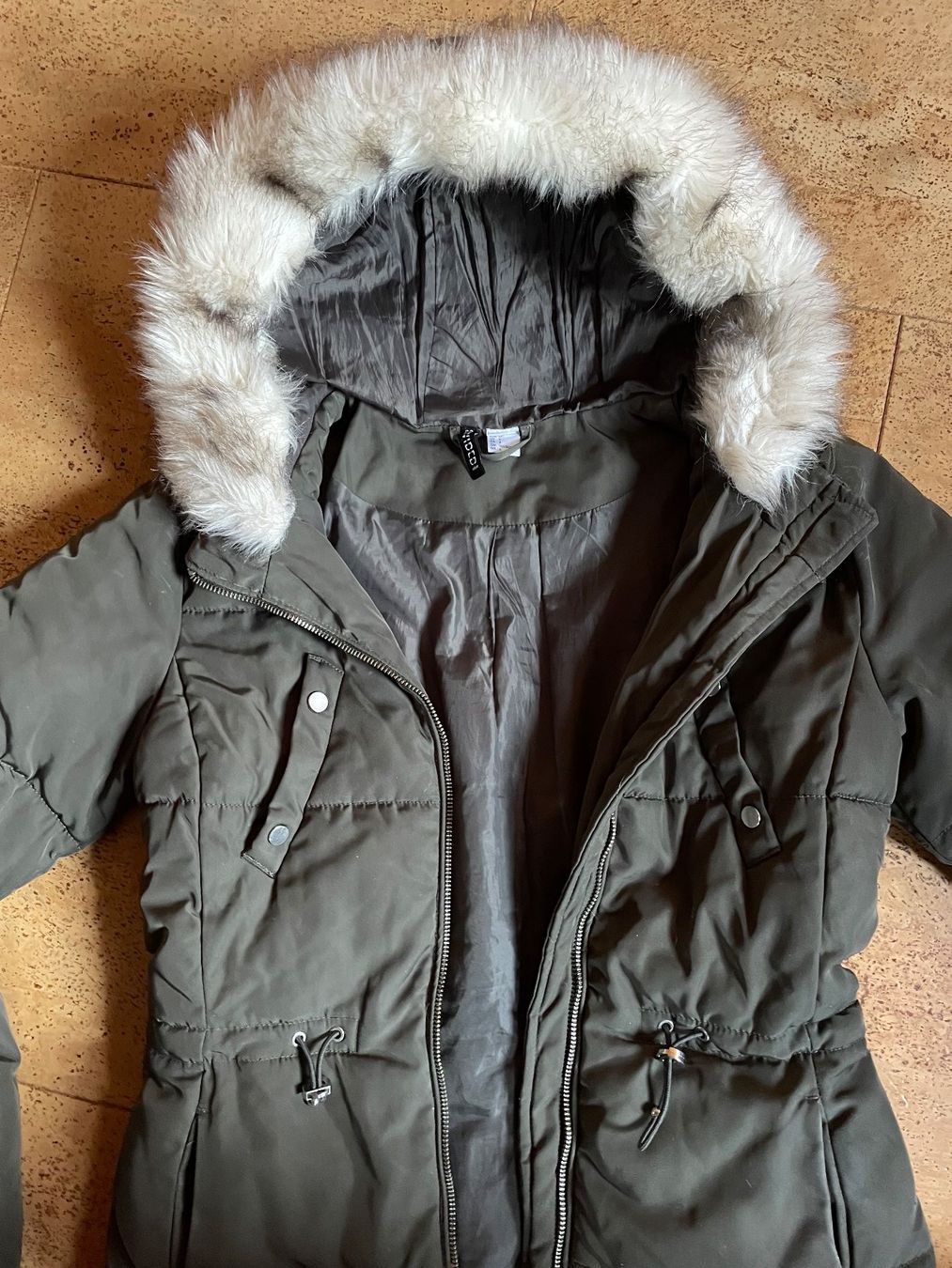 H&M Jacken: Winterjacke Grösse 34 olive mit Kapuze mit Fellrand – Gebraucht aus Ehrendingen von renue 2