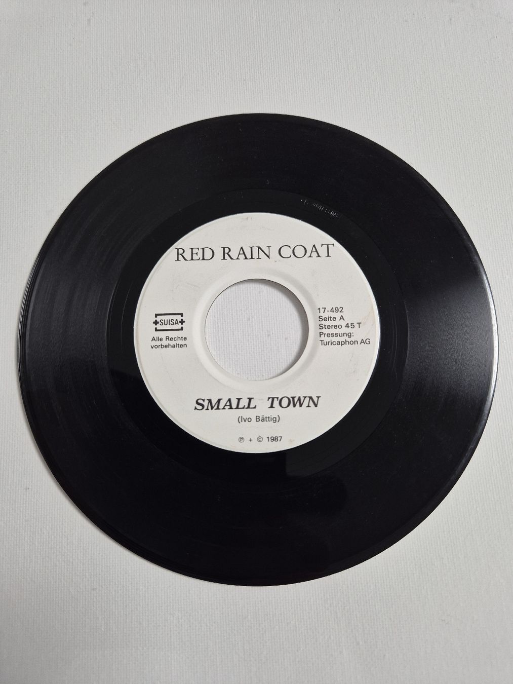 Schallplatten: RED RAIN COAT - in between the fronts - Single , CH – Gebraucht aus Uster von newwave0 2